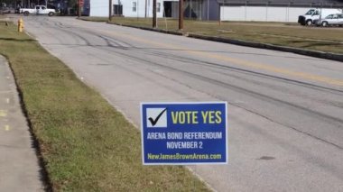 Augusta, Ga USA - 117 17: Tarihi Aşağı Augusta mavi gökyüzü James Brown referandum işareti