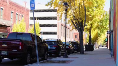 Augusta, Ga USA - 11721: Augusta şehir merkezindeki tarihi kaldırım ve uzak trafik sonbahar sahnesi