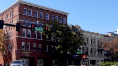 Augusta, Ga USA - 11721: Broad Caddesi 'nde tarihi şehir merkezi Augusta Sonbaharı trafik