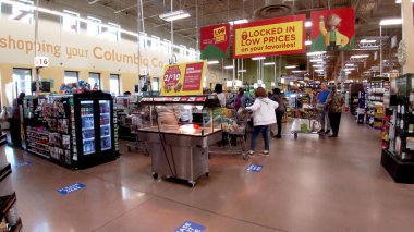 Columbia County, Ga USA - 11 21: Kroger perakende satış mağazası iç bayram müşterileri