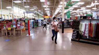 Columbia County, Ga USA - 11 21: Kroger perakende satış mağazası iç bayram müşterileri
