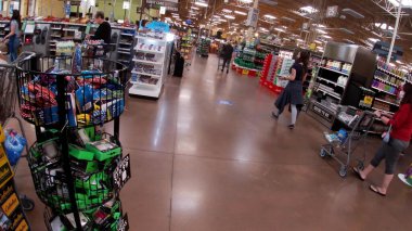 Columbia County, Ga USA - 11 21: Kroger perakende satış mağazası iç bayram müşterileri