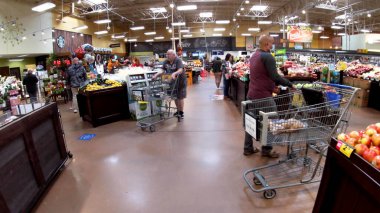 Columbia County, Ga USA - 11 21: Kroger perakende satış mağazası iç bayram müşterileri