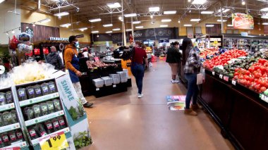 Columbia County, Ga USA - 11 21: Kroger perakende satış mağazası iç bayram müşterileri