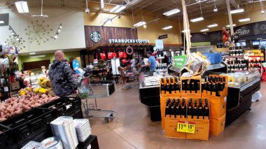 Columbia County, Ga USA - 11 21: Kroger perakende satış mağazası iç bayram müşterileri