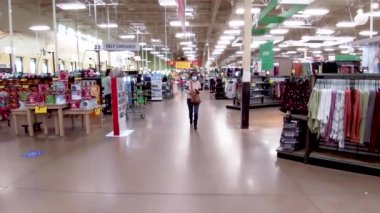 Columbia County, Ga USA - 11 21: 21 Kroger perakende satış mağazası iç işleri görevlisi elinde maske takan kadın