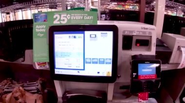 Columbia County, Ga USA - 121: Kroger perakende satış elemanı banka kartıyla işlem yapıyor