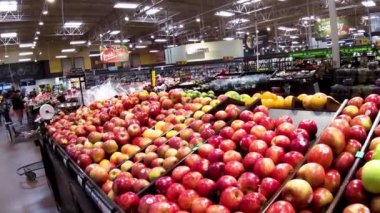 Columbia County, Ga USA - 121: Kroger perakende marketi İçişleri Alışverişçileri çeşitli elma ve insanları sergiliyor