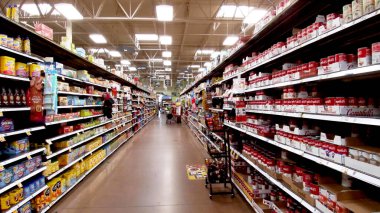 Columbia County, Ga USA - 11 21: Kroger perakende satış mağazası iç bayram müşterileri