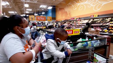 Columbia County, Ga USA - 11 21: Kroger perakende satış mağazası iç bayram müşterileri