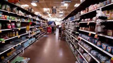 Columbia County, Ga USA - 11 21: Kroger perakende satış mağazası iç bayram müşterileri