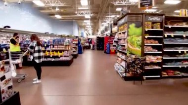 Columbia County, Ga USA - 11 21: Kroger perakende satış mağazası İçişleri POV kalabalıklar arasında yürüyor
