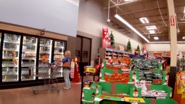 Columbia County, Ga USA - 11 21: Kroger perakende satış mağazası iç müşteri boş kahve kreması kutusuna bakıyor