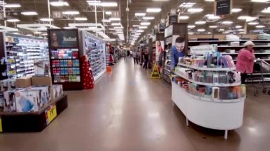 Columbia County, Ga USA - 11 21 21: Kroger perakende marketi İçişleri Şükran Günü alışverişçileri Orta Yol 'da alışveriş yapanlar