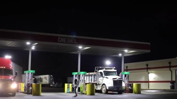 Augusta Usa Truck Stop Hwy People Walk Night — 비디오