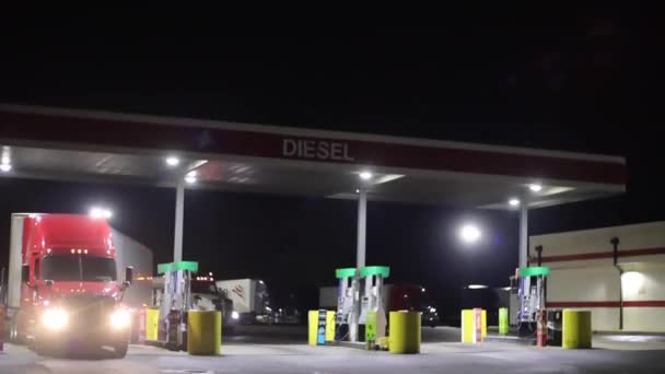 Augusta Usa Truck Stop Night Hwy Dump Truck Pulls Pumps — Stock Video