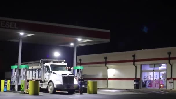 Augusta Usa Teherautó Megálló Hwy Trucker Éjjel Ablakokat Tisztít Dömperen — Stock videók