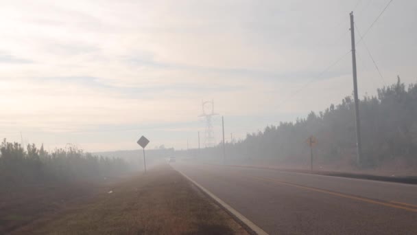 Burke County Usa Καπνός Από Δασικές Πυρκαγιές Που Κυλά Φορτηγά — Αρχείο Βίντεο