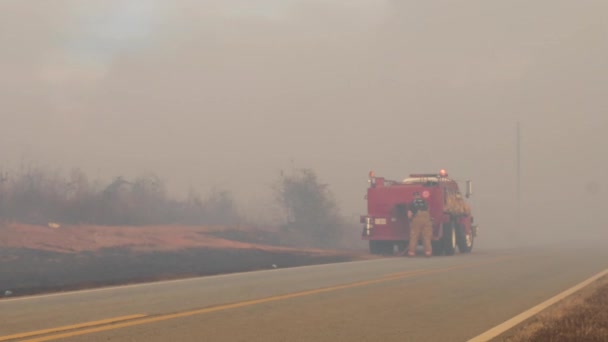Burke County, Ga USA - 11 23 21: navijáky lesních požárníků v hadici na hasičském voze zaparkovaném v hustém kouři