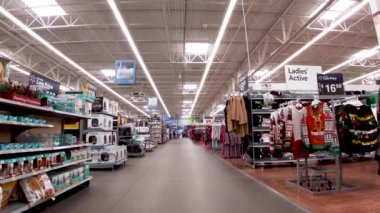 Evans, Ga USA - 11 24 21: Walmart perakende mağazası İçişleri Şükran Günü alışverişçileri