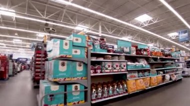 Evans, Ga USA - 11 24 21: Walmart perakende mağazası içi Şükran Günü alışverişçileri ana koridoru boşaltıyorlar