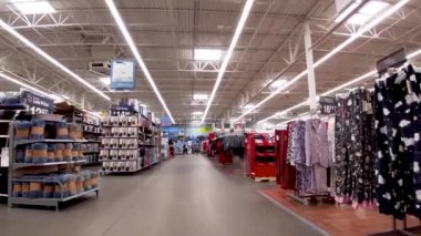 Evans, Ga USA - 11 24 21: Walmart perakende mağazası içi Şükran Günü alışverişçileri ana koridoru boşaltıyorlar