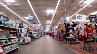 Evans, Ga USA - 11 24 21: Walmart perakende mağazası iç mağazası Şükran Günü alışverişçileri boş koridor adamı yürüyor