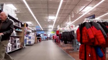 Evans, Ga USA - 11 24 21: Walmart perakende mağazası içi Şükran Günü alışverişçileri ana koridoru boşaltıyorlar