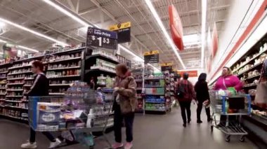 Evans, Ga USA - 11: 24: Walmart perakende mağazası iç mağazası Şükran Günü alışverişçileri yemek reyonuna gidiyor