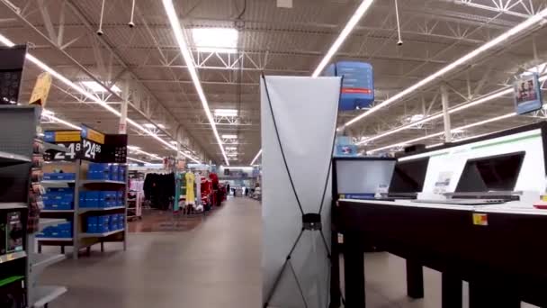 美国Ga的Evans 沃尔玛零售店内部感恩节购物者的笔记本电脑和人们 — 图库视频影像