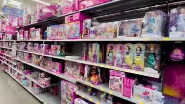 Evans, Ga USA - 11 24 21: Walmart perakende mağazası POV Barbie Bebek bölümü