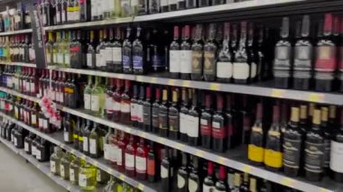 Evans, Ga USA - 11 24 21: Walmart perakende mağazası şarap bölümünün iç kaplaması