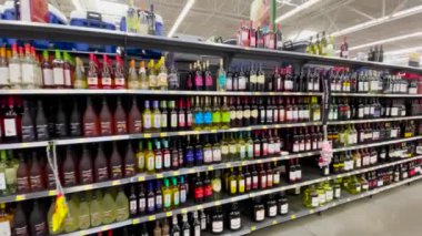 Evans, Ga USA - 11 24 21: Walmart perakende satış mağazası şarap bölümünün iç kısmı