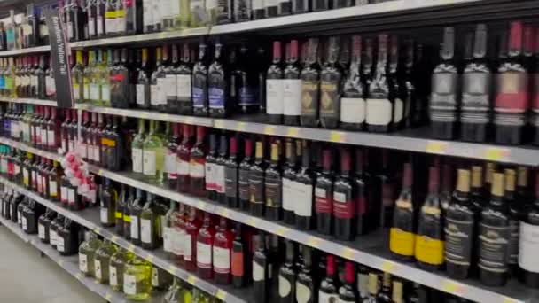 Evans Usa Walmart Retail Store Interior Pov Pan Wine Section — Vídeo de stock