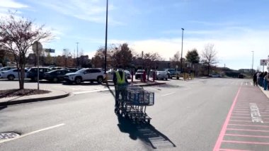 Evans, Ga USA - 11: 24 Walmart perakende mağazasının dışından geçen Şükran Günü müşterileri