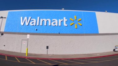 Augusta, Ga USA - 126 21: Walmart Kara Cuma dış halkı ve yavaş tava inşaatı üzerine logo
