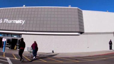 Augusta, Ga USA - 126: Walmart Kara Cuma dış çalışanları ve Logo inşaatı