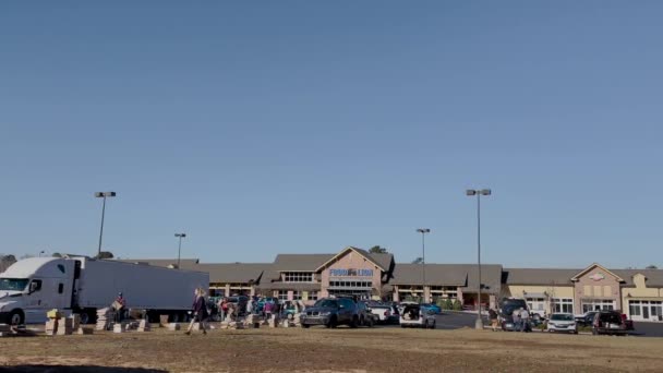 コロンビア郡 ガインUsa フロントビューコロンビア道路のフードライオンの駐車場で食べ物や贈り物でいっぱいの食べ物のトラックで自分の車にアイテムを運ぶ人々 — ストック動画