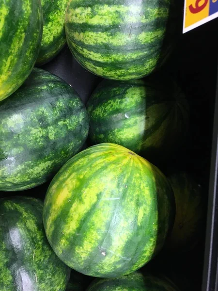 Högen Med Vattenmeloner Som Visas Livsmedelsbutik Georgien — Stockfoto