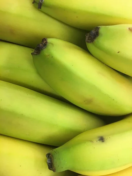 Świeże Dojrzałe Banany Zgrupowane Razem Bliska — Zdjęcie stockowe