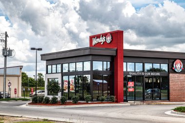 Waynesboro, Ga USA - 07 01 21: Wendys fast food restoranının köşesi