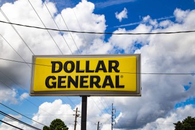 Waynesboro, Ga USA - 07 01 21: Dolar General perakende mağazası sokak tabelası