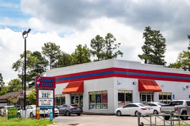 Waynesboro, Ga USA - 07 01 21: Eski küçük kasaba antika köşe mağazası