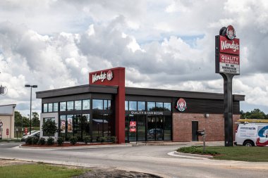 Waynesboro, Ga USA - 07 01 21: Wendys fast food restoranının köşesi