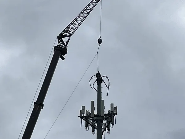Person Working Top Cellphone Tower High Cloudy Day — Stock Photo, Image