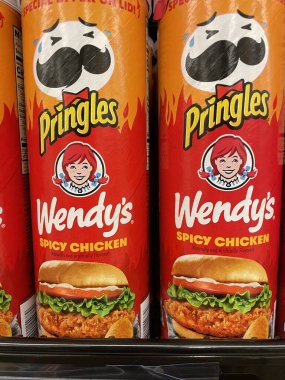 Augusta, Ga USA - 06: 25 Wendys hamburger aromalı Pringles bir markette