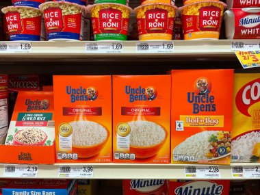 Augusta, Ga USA - 06: 25 21: Ben Amca bir marketteki rafta Ben Amca 'nın pirinç paketi üzerinde portresi