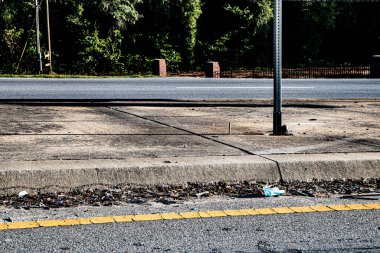 Yüz maskesi Georgia 'da yol kenarına atılmış.