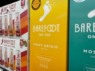 Martinez, Ga USA - 11: 30 Bir mağazadaki bir kutuda çıplak ayaklı şarap