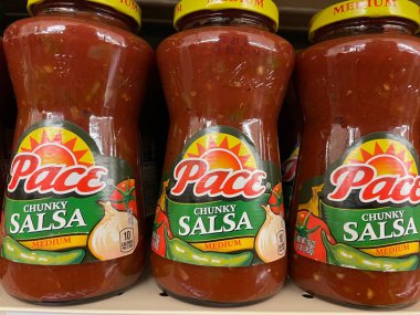 Martinez, Ga USA - 11: 30 Pace Salsa mağaza rafında bir kavanozda